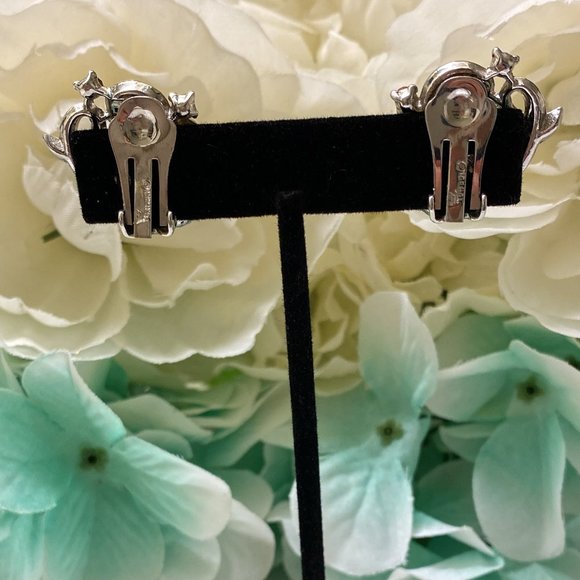 Vintage Signed Crown Trifari Silver and Blue Clip on Earrings - Picture 4 of 5